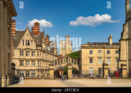 Das Zentrum mit Hertford College und Hertford Bridge oder Bridge of Sighs und New College in Oxford, Oxfordshire, England, Großbritannien, Europa Stockfoto