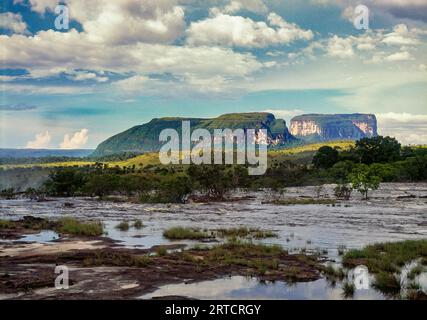 Fluss und Berge, Canaima-Nationalpark, Bolivar State, Venezuela Stockfoto