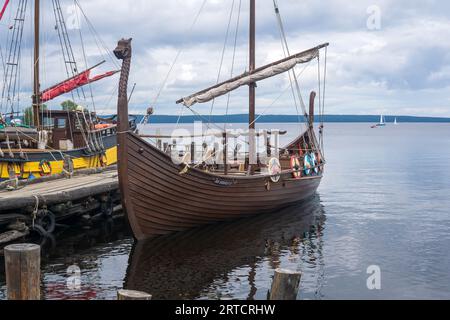 Petrosawodsk, Russland - Juli 30б 2023: Moderne Nachbildungen alter Segelschiffe liegen am Pier nahe dem Ufer des Onegasees Stockfoto