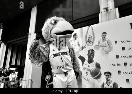 Frankfurt, Deutschland. September 2023. Frankfurt, 12. September 2023: Arnold feiert die Deutsche Basketball-Nationalmannschaft - Basketball-Weltcupsieger 2023 im ING Headquater in Frankfurt. (Julia Kneissl/SPP) Credit: SPP Sport Press Photo. Alamy Live News Stockfoto