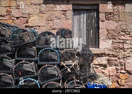Blick auf Angelzubehör, Hummerfischkörbe im Hafen von North Berwick, East Lothian, Schottland, Vereinigtes Königreich Stockfoto