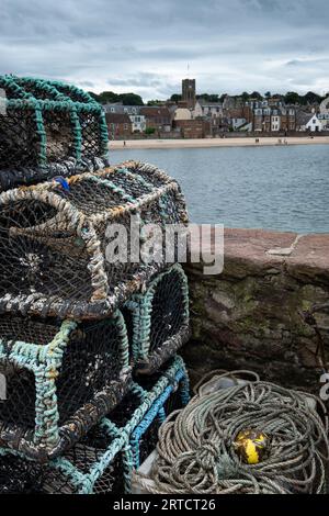 Blick auf North Berwick mit Hummertöpfen im Vordergrund, East Lothian, Schottland, Vereinigtes Königreich Stockfoto