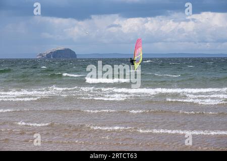 Surfer vor Bass Rock im schottischen Atlantik, Dunbar, East Lothian, Schottland, Vereinigtes Königreich Stockfoto