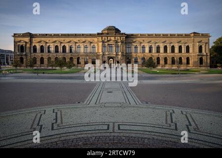 Blick vom Theaterplatz zur Galerie alter Meister im Dresdner Zwinger, Dresden, Freistaat Sachsen, Deutschland, Europa Stockfoto