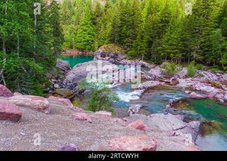 Rapids und Felsen am Avalanche Creek im Glacier National Park in Montana. Stockfoto