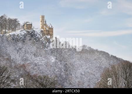 Schneebedeckte Burg Lichtenstein (Märchenburg Württemberg), Honau, Bezirk Reutlingen, Schwäbische Jura, Baden-Württemberg, Deutschland, Europa Stockfoto