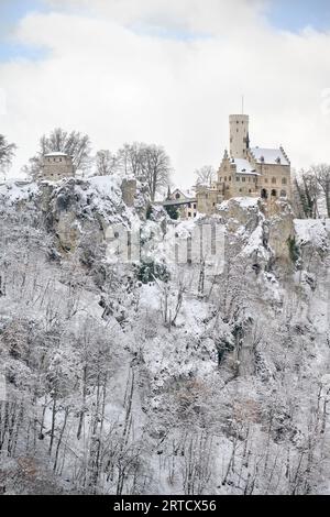 Schneebedeckte Burg Lichtenstein (Märchenburg Württemberg), Honau, Bezirk Reutlingen, Schwäbische Jura, Baden-Württemberg, Deutschland, Europa Stockfoto