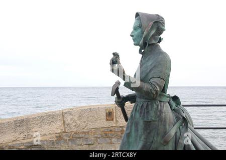 Bronzestatue der Pionierpaläontologin und Fossilienjägerin Mary Anning 1799-1847. Von der Bildhauerin Denise Dutton. Lyme Regis, Dorset, Jurassic Coast. Stockfoto