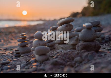 Inukshuk am Strand bei Sonnenuntergang im Long Beach Provincial Park, Ontario. Stockfoto