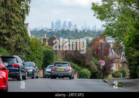 LONDON-September 2023: Straße von Hausdächern in Wimbledon mit Blick auf die City of London - Südwest London - UK Stockfoto