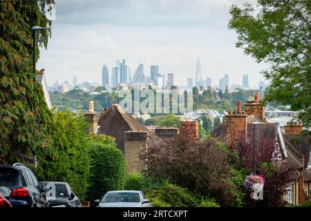 LONDON-September 2023: Straße von Hausdächern in Wimbledon mit Blick auf die City of London - Südwest London - UK Stockfoto