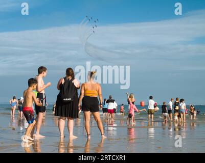 Menschenmassen am Bournemouth Beach beobachten die roten Pfeile während der Bournemouth Air Show, England, Großbritannien Stockfoto