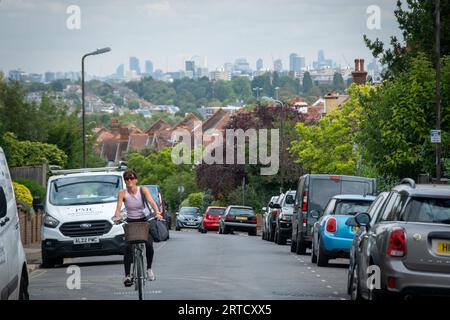 LONDON-September 2023: Straße von Hausdächern in Wimbledon mit Blick auf die City of London - Südwest London - UK Stockfoto