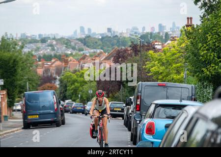 LONDON-September 2023: Straße von Hausdächern in Wimbledon mit Blick auf die City of London - Südwest London - UK Stockfoto