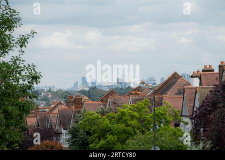 LONDON-September 2023: Straße von Hausdächern in Wimbledon mit Blick auf die City of London - Südwest London - UK Stockfoto