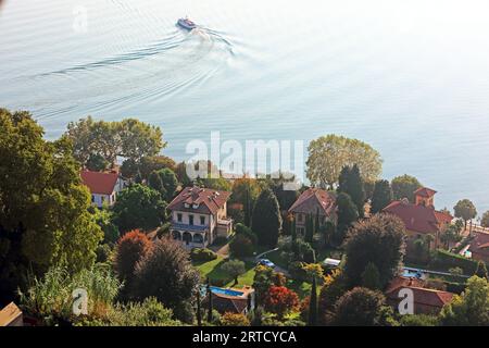 Blick von der Burg Rocca di Angera der Familie Visconti über die Stadt Angera und den Lago Maggiore in der Lombardei, Italien Stockfoto
