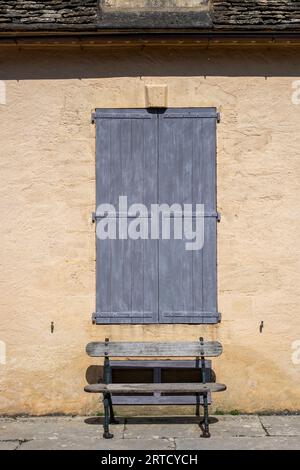 Altes Fenster. Ein sehr altes Gebäude mit einem veralteten Fenster, das in einer alten historischen Marktstadt in Frankreich gefunden wurde. Stockfoto