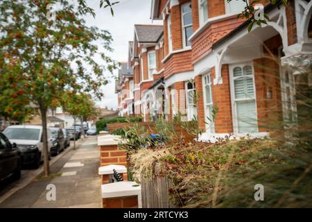 Straße mit typisch britischen Wohnfamilienhäusern im Südwesten Londons Stockfoto