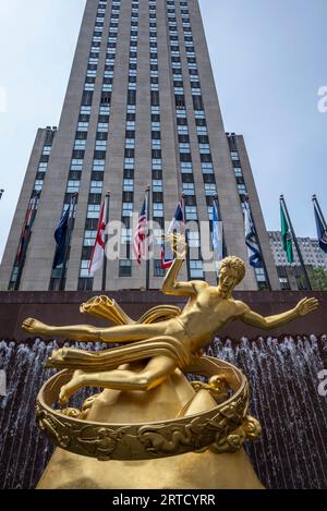 Die Prometheus-Statue, von der Sie sprechen, befindet sich auf der unteren Plaza des Rockefeller Center in New York City. Prometheus ist eine berühmte Skulptur Stockfoto