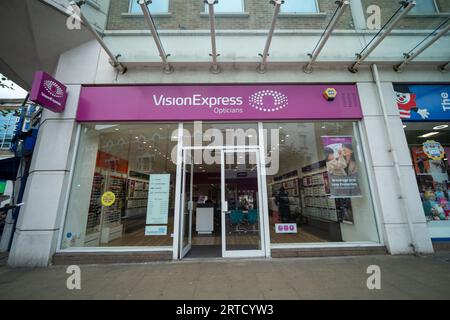 LONDON - 12. September 2023: Vision Express High-Street-Optiker im Stadtzentrum von Wimbledon Stockfoto