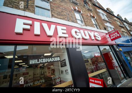 LONDON – 12. September 2023: Five Guys, amerikanisches Burger-Restaurant im Stadtzentrum von Wimbledon Stockfoto