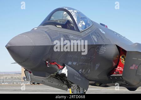 Lancaster, Kalifornien, USA - 25. März 2018: Ein Lockheed Martin F-35 Lightning II Stealth-Kampfjet wird aus nächster Nähe gezeigt. Stockfoto