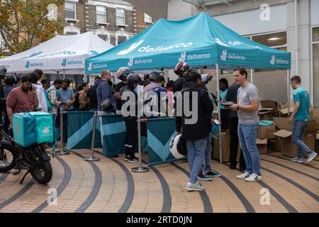 Deliveroo Recruitment Initiative zur Einstellung neuer Mitarbeiter in Wimbledon, Südwest-London, England, Vereinigtes Königreich Stockfoto