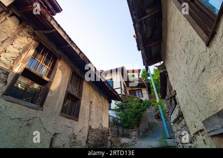 Historische Gebäude und Blick auf die Straße des Goynuk-Viertels von Bolu. Cittaslow-Städte von Turkiye. Stockfoto