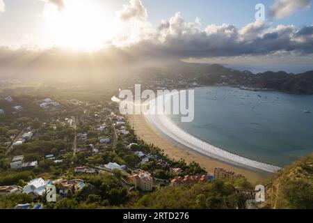 Luftlandschaft von San Juan Del Sur an einem sonnigen Morgen Stockfoto