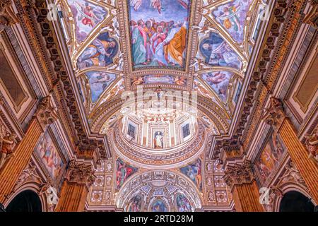 Das Innere der barocken Kirche Santa Maria ai Monti im historischen Zentrum von Rom, Italien, wurde 1603 erbaut. Die beiden Kuppeln und ein Teil des Freskos auf dem t Stockfoto