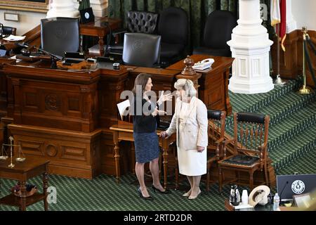 Austin, TX, USA. September 2023. STAATSSENATORIN ANGELA PAXTON, l, spricht mit PATSY SPAW, r, am Morgen des sechsten Tages im Amtsenthebungsverfahren von Texas Attorney General Ken Paxton im Senat von Texas am 12. September 2023. (Bild: © Bob Daemmrich/ZUMA Press Wire) NUR REDAKTIONELLE VERWENDUNG! Nicht für kommerzielle ZWECKE! Stockfoto