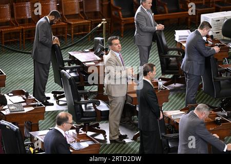 Austin, TX, USA. September 2023. Sen. ROLAND GUTIERREZ, D-San Antonio, steht am Morgen des sechsten Tages im Amtsenthebungsverfahren von Texas Attorney General Ken Paxton im Senat von Texas am 12. September 2023. (Bild: © Bob Daemmrich/ZUMA Press Wire) NUR REDAKTIONELLE VERWENDUNG! Nicht für kommerzielle ZWECKE! Stockfoto