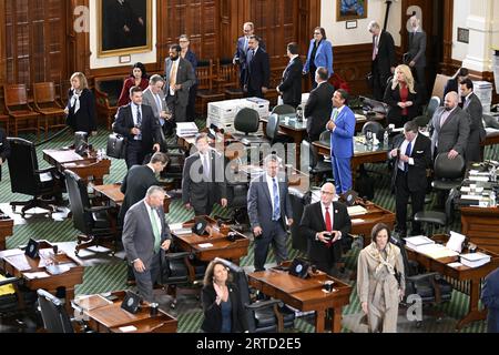 Austin, TX, USA. September 2023. Die texanischen Senatoren treten als Geschworene am Morgen des sechsten Tages in die Senatskammer ein, während der Amtsenthebungsverfahren von Texas Attorney General Ken Paxton im Senat von Texas am 12. September 2023. (Bild: © Bob Daemmrich/ZUMA Press Wire) NUR REDAKTIONELLE VERWENDUNG! Nicht für kommerzielle ZWECKE! Stockfoto