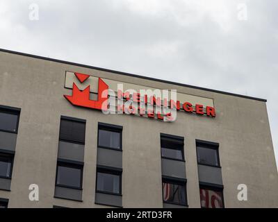 MEININGER Hotels Logo-Schild an der Fassade des Gebäudes. Die Hotelgruppe bietet in vielen Städten Low-Budget-Zimmer an. Das Geschäft ist in der Tourismusindustrie. Stockfoto