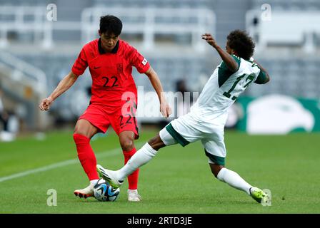 Saudi-Arabiens Yasir Al-Shahrani (rechts) und Südkoreas Young-woo Seol kämpfen um den Ball während des internationalen Freundschaftsspiels in St. James' Park, Newcastle upon Tyne. Bilddatum: Dienstag, 12. September 2023. Stockfoto