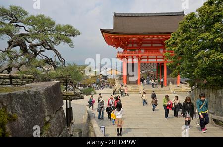 Das Niomon (Deva-Tor) im Viertel des Otowa-san Kiyomizu-dera Tempels, Kyoto JP Stockfoto