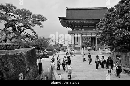 Das Niomon (Deva-Tor) im Viertel des Otowa-san Kiyomizu-dera Tempels, Kyoto JP Stockfoto