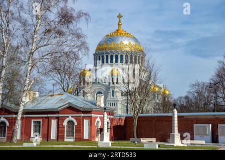 KRONSTADT, RUSSLAND - 1. MAI 2022: Blick auf die Marinekathedrale vom Patriot Park. Kronstadt, Russland Stockfoto