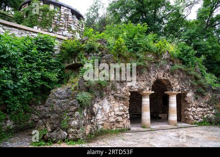 PYATIGORSK, RUSSLAND - 07. JUNI 2023: Diana's Grotto in the Flower Garden Park. Pyatigorsk Stockfoto