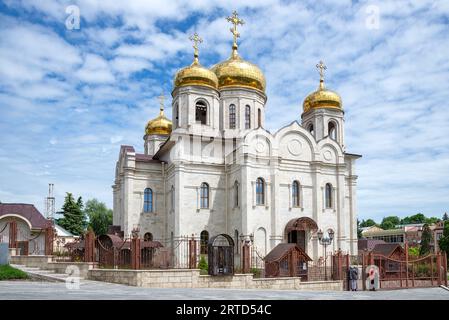 PYATIGORSK, RUSSLAND - 07. JUNI 2023: Am Eingang zur Spassky-Kathedrale. Pyatigorsk Stockfoto