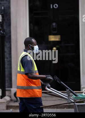 London, Großbritannien. September 2023. Straßenreiniger vor der 10 Downing Street London. Quelle: Ian Davidson/Alamy Live News Stockfoto