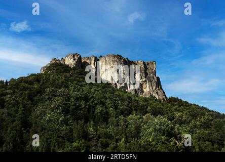 Ruhige Toskana: Die atemberaubende Schönheit der toskanisch-emilianischen Apennin-Hügel mit Bismantova-Felsen in der Ferne Stockfoto