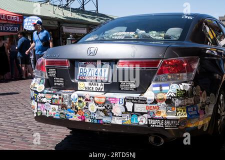 Seattle, USA. 31. Juli 2023. Stoßfänger-Aufkleber auf dem Pike Place Market. Stockfoto