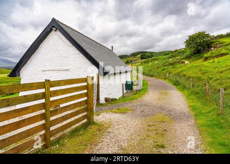 Grüne Berglandschaft mit Schaffarmen auf der Isle of Skye, Schottland. Stockfoto