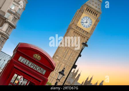 Die ikonische alte britische rote Telefonbox mit Big Ben im Hintergrund im Zentrum von London Stockfoto
