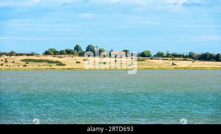 St Thomas the Apostle Church auf der Isle of Sheppey, von Oare bei Faverhsam aus gesehen, gegenüber der Mündung von Swale Stockfoto