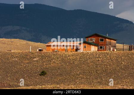 Light Before a Storm auf Farmen im Südwesten von Montana mit der Gallatin-Bergkette und dem Nationalwald in der Ferne. Getreide- und Heuanbau. Stockfoto