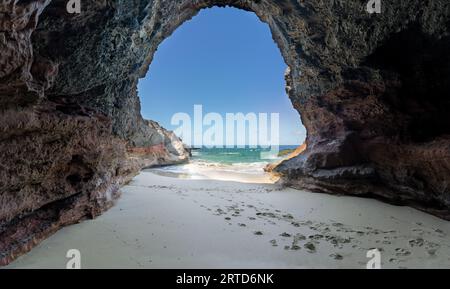 Cave Cueva de Playa de los Ojos auf Fuerteventura - Panoramablick von der Höhle Stockfoto