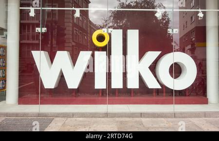 London, England, Großbritannien. 12. September 2023. Wilko-Schilder und Schaufensterauslagen. Fulham, West London, England, Großbritannien Stockfoto