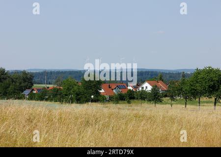 Blick über das Altmühltal bei Beilngries zu Windturbinen Stockfoto